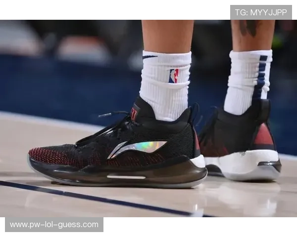 NBA球星穿上足球战靴后的另类风采与场上表现对比分析 NBA球星穿上足球战靴后的另类风采与场上表现对比分析