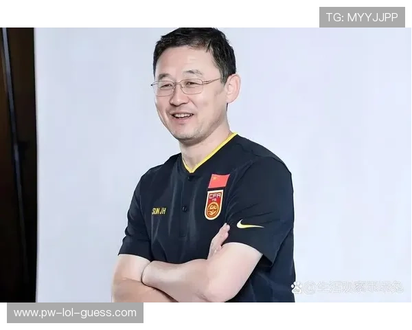 足球传奇谢幕 一代球星逐渐陨落的背后故事与历史记忆